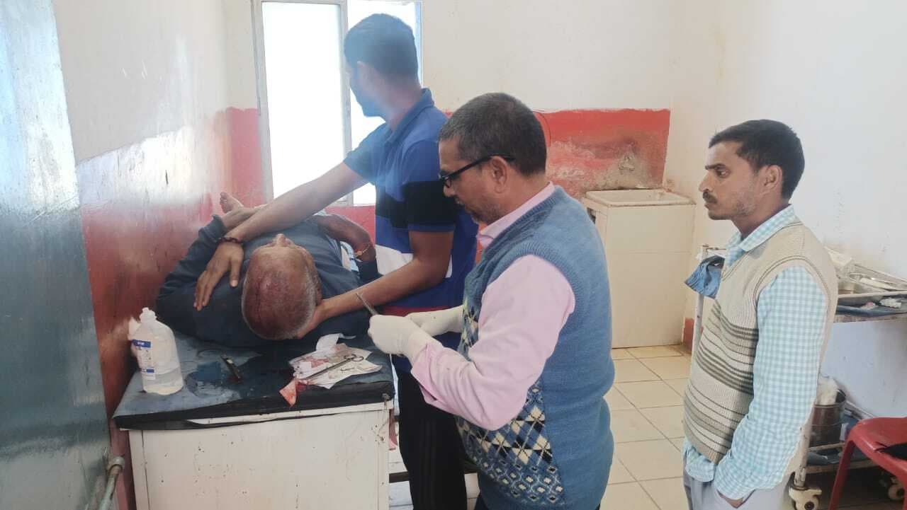 पुत्र ने अपने वृद्ध पिता को पीटकर किया जख्मी, रेफर