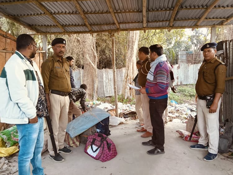 बलिया बेलौन में जब्त देसी, विदेशी शराब किया नष्ट