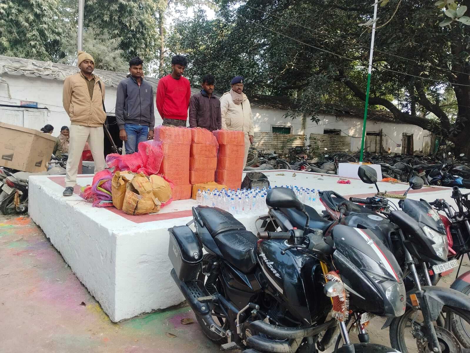 600 बोतल शराब के साथ एक महिला सहित चार तस्कर गिरफ्तार