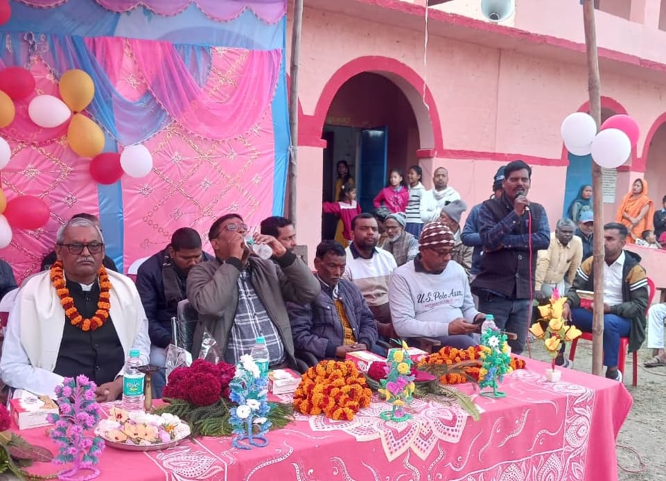 प्रधानाध्यापक को सेवानिवृति पर दी विदाई