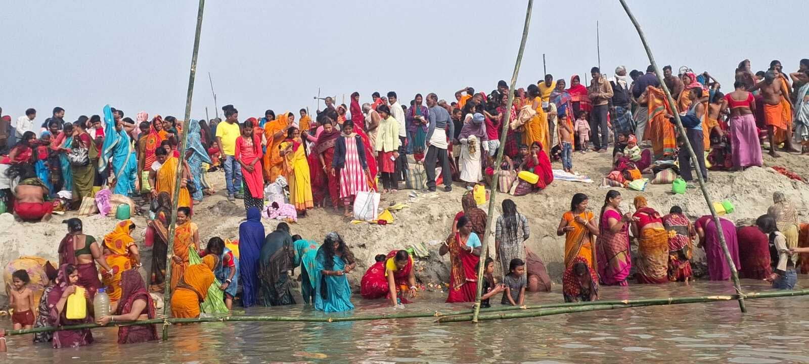 काढागोला गंगा में एक लाख श्रद्धालुओं ने आस्था की लगायी डूबकी