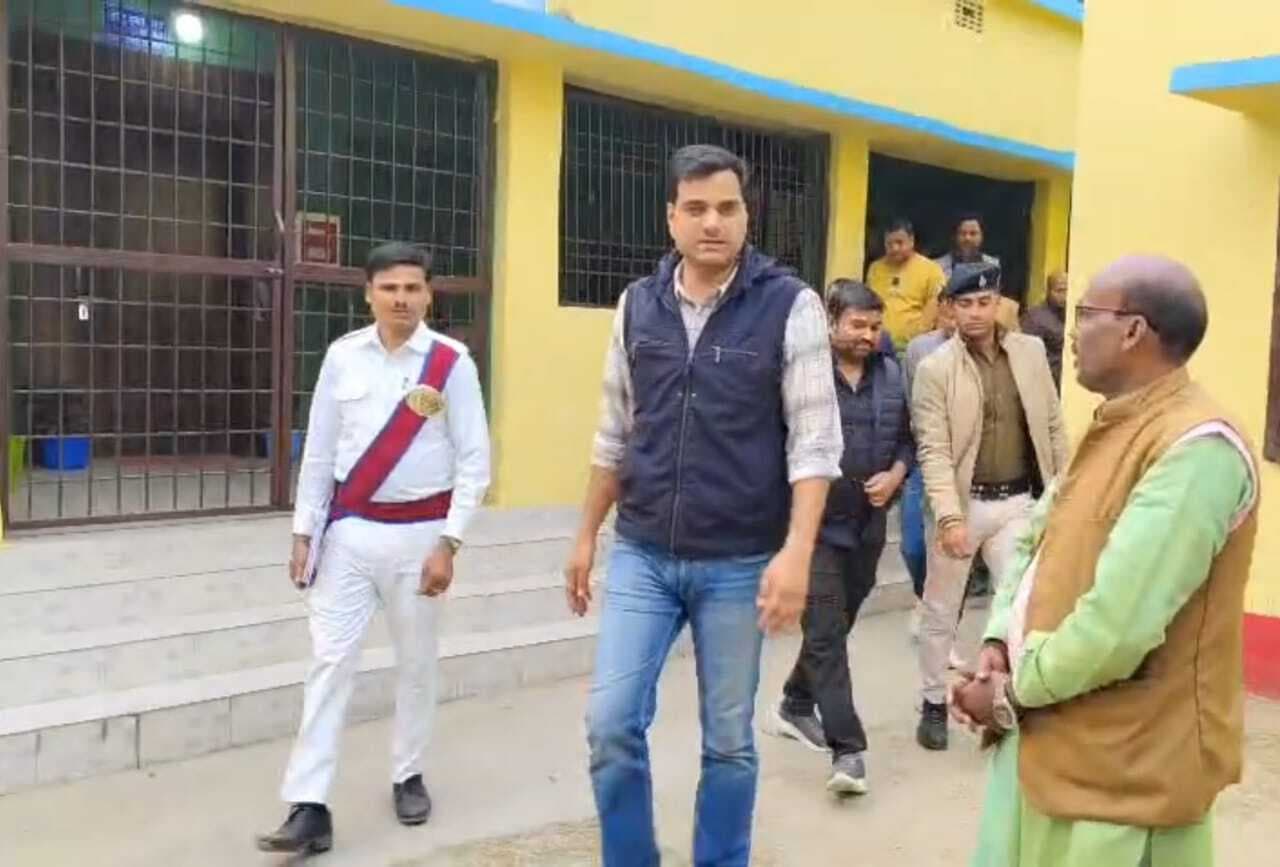 डीएम ने प्रखंड में अधिकारी संग बैठक कर फार्मर रजिस्ट्रेशन की समीक्षा की