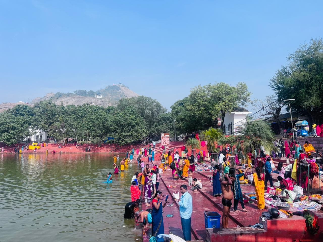 पापहारिणी सरोवर में श्रद्धालुओं ने लगायी पुण्य की डुबकी