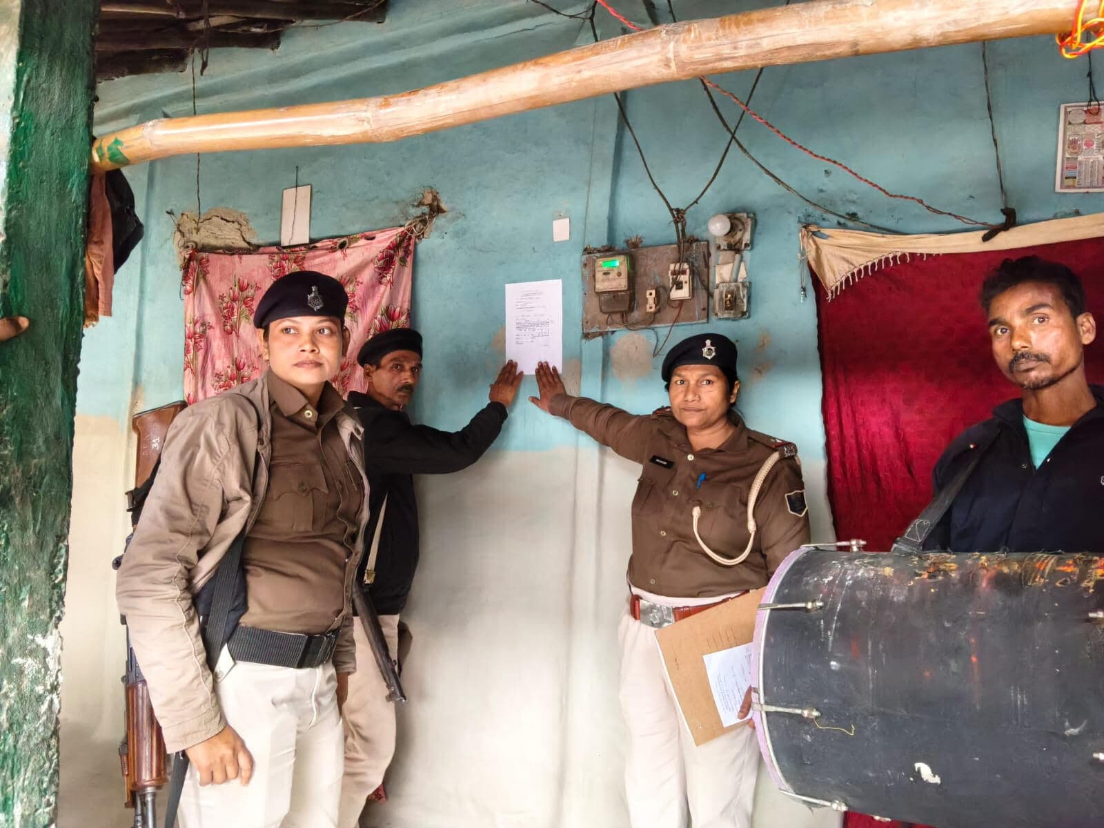 फरार आरोपित के घर चिपकाया इश्तेहार