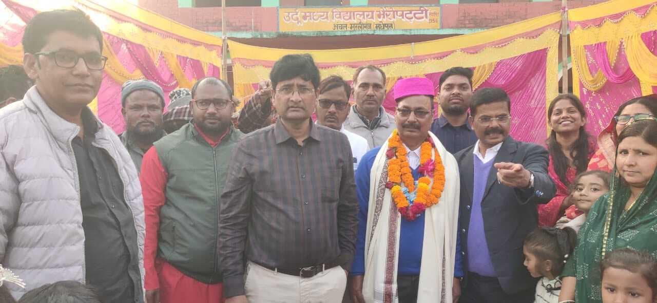 सेवानिवृत सहायक शिक्षक को दी भावभीनी विदाई