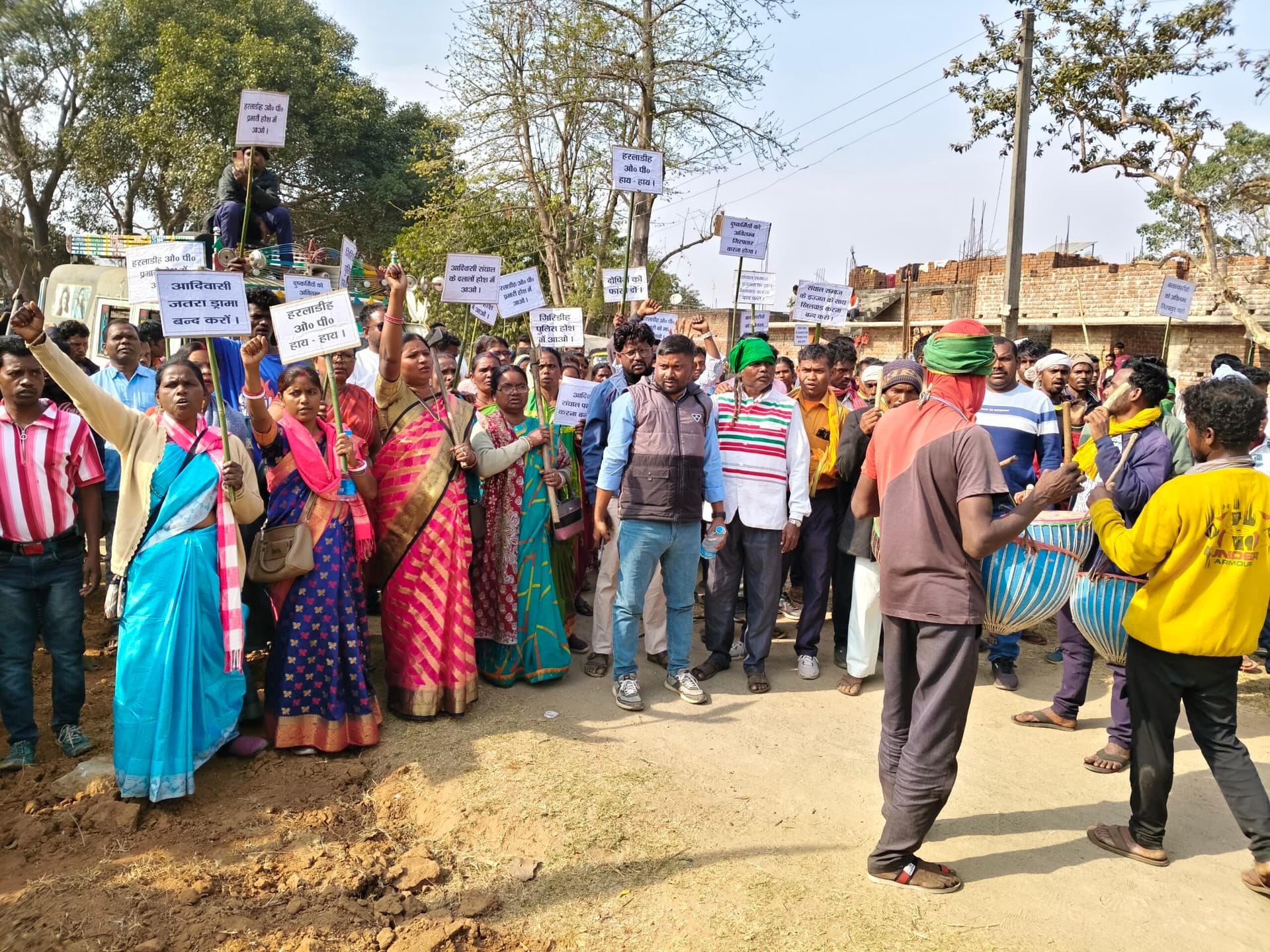 Giridih News :संताल समाज ने किया हरलाडीह ओपी का घेराव