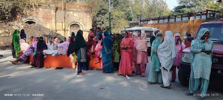 Giridih News :शव के साथ परिजनों ने बगोदर थाना में किया प्रदर्शन