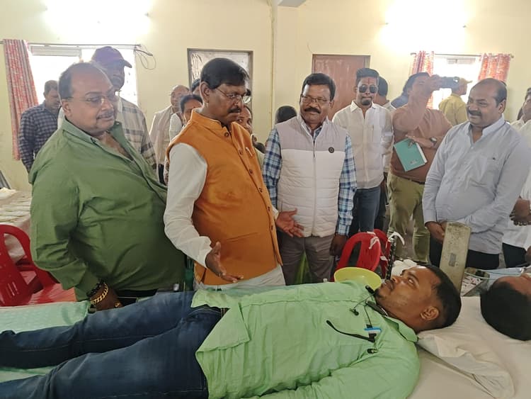 Seraikela Kharsawan News : ''''रक्तदान कर दूसरों की जिंदगी बचाना सबसे बड़ा पुण्य''''