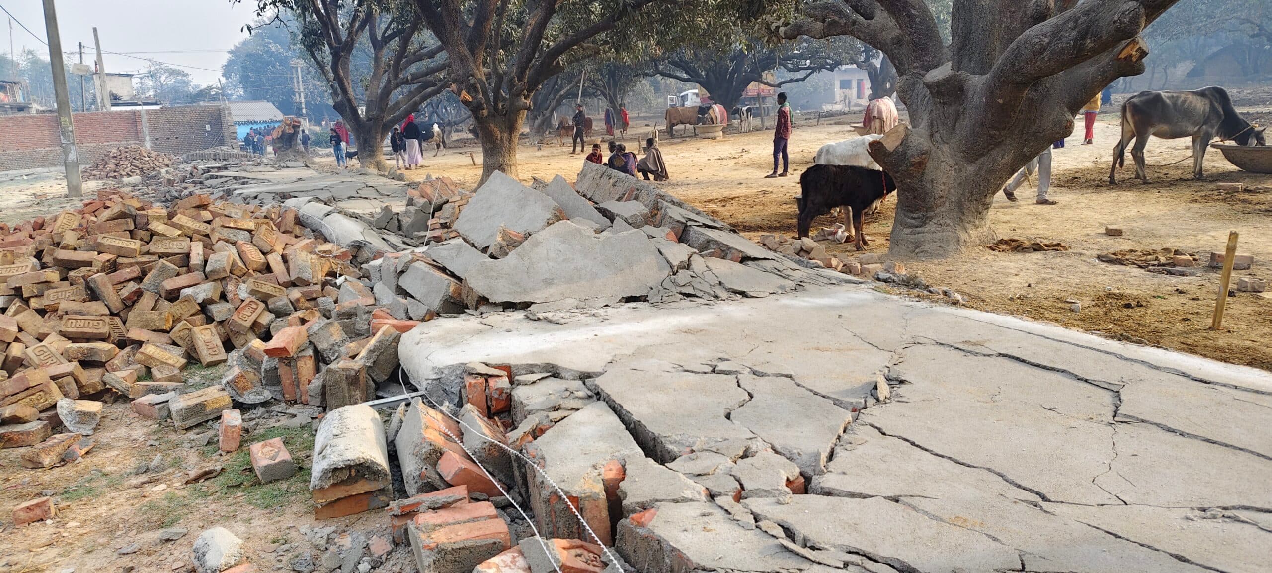 Bhagalpur news गार्ड को मारी गोली, जेसीबी से 370 फीट दीवार ध्वस्त कर 18 राउंड की फायरिंग