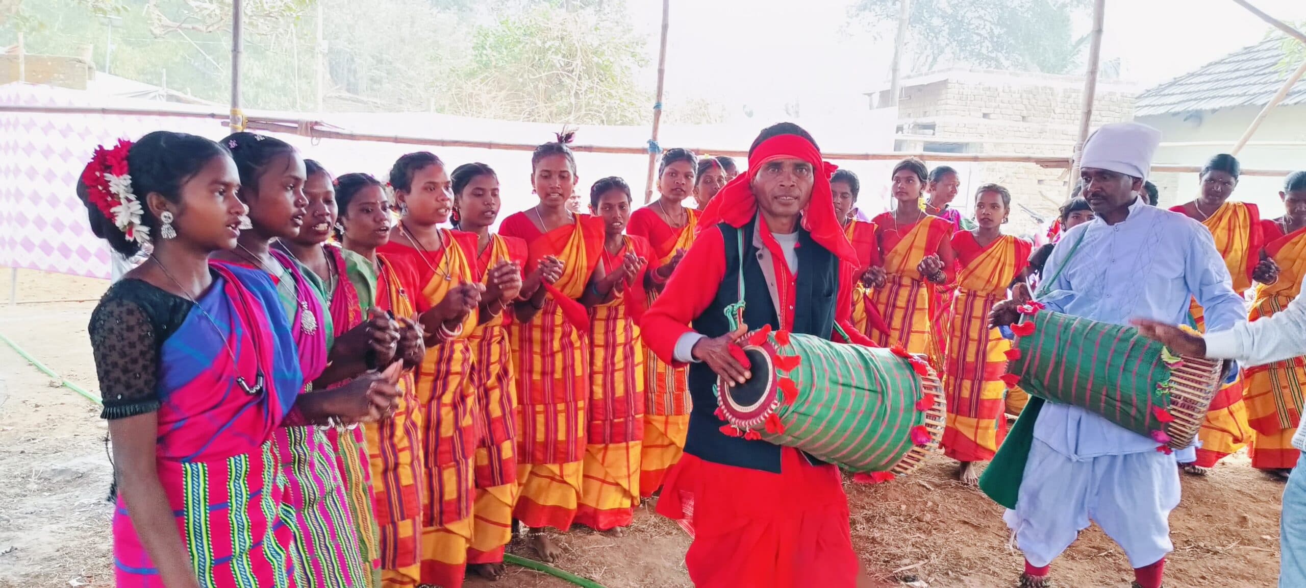 Dhanbad News: कराम विनती महोत्सव में झूमे आदिवासी