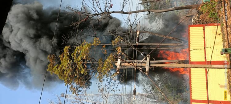 Dhanbad News: गोमो स्टेशन के पास स्क्रैप में लगी भीषण आग, मची अफरातफरी