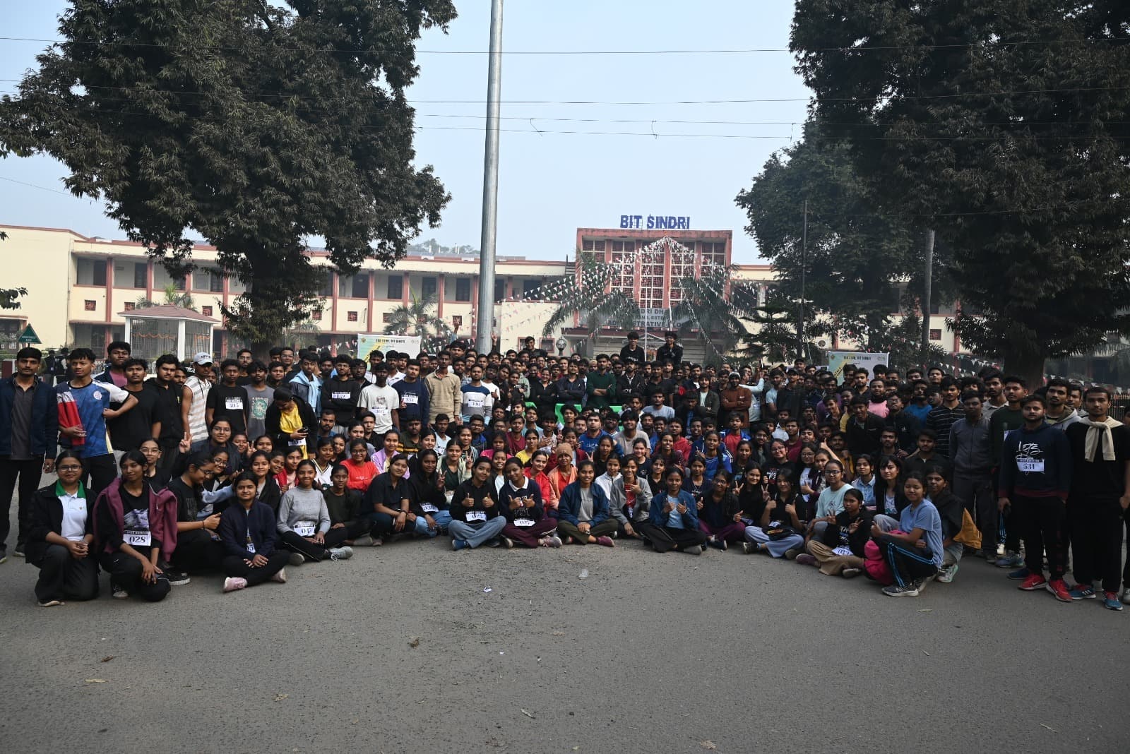 Dhanbad News: ग्रीन मैराथन में एक साथ 800 छात्रों ने लगायी दौड़