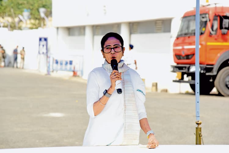 केंद्रीय बजट में पश्चिम बंगाल की उपेक्षा की गयी है : ममता