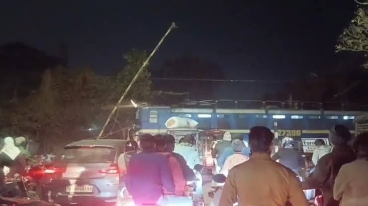 Dhanbad News: खुला था रेल फाटक और गुजर गयी मालगाड़ी, बड़ा हादसा टला