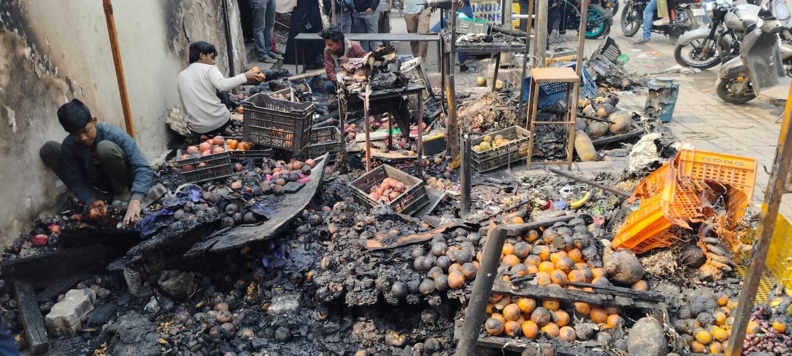 Dhanbad News: वासेपुर में दो दुकानों में लगी आग, लाखों का नुकसान