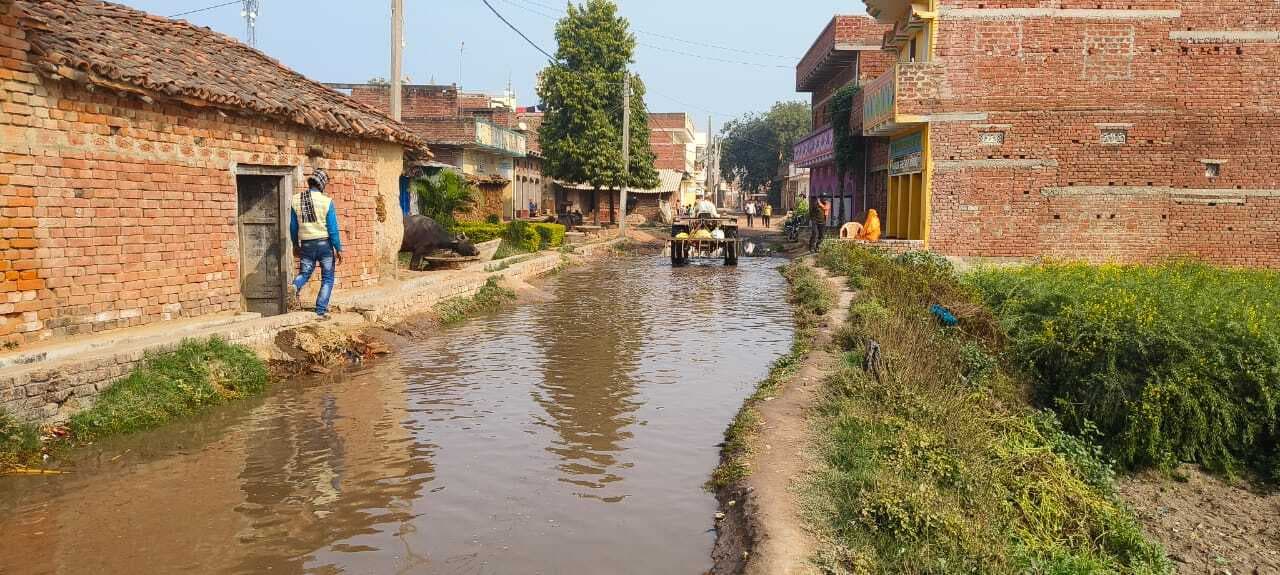 ग्रामीणों के लिए नासूर बना नसेज गांव में मुख्य सड़क पर जलजमाव
