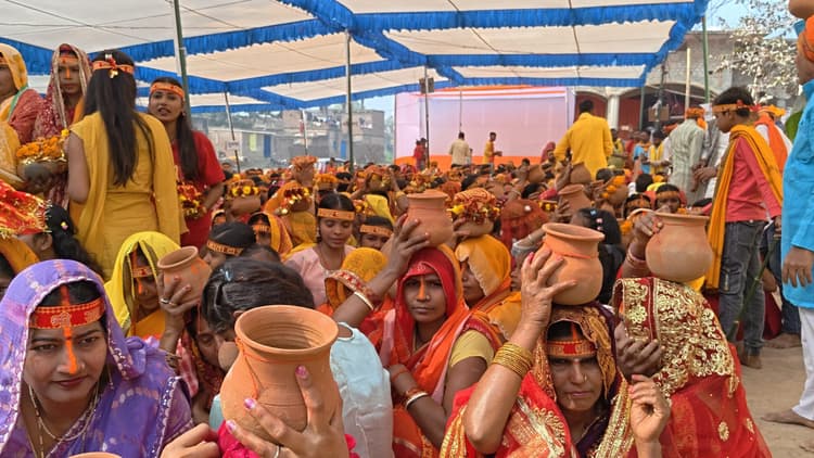 सिन्हा में शिव परिवार मंदिर प्राण प्रतिष्ठा महायज्ञ को लेकर हुई जलभरी