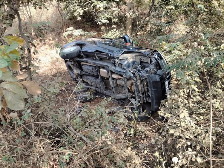 देवीपुर: अनियंत्रित होकर स्कॉर्पियो गड्ढे में गिरी