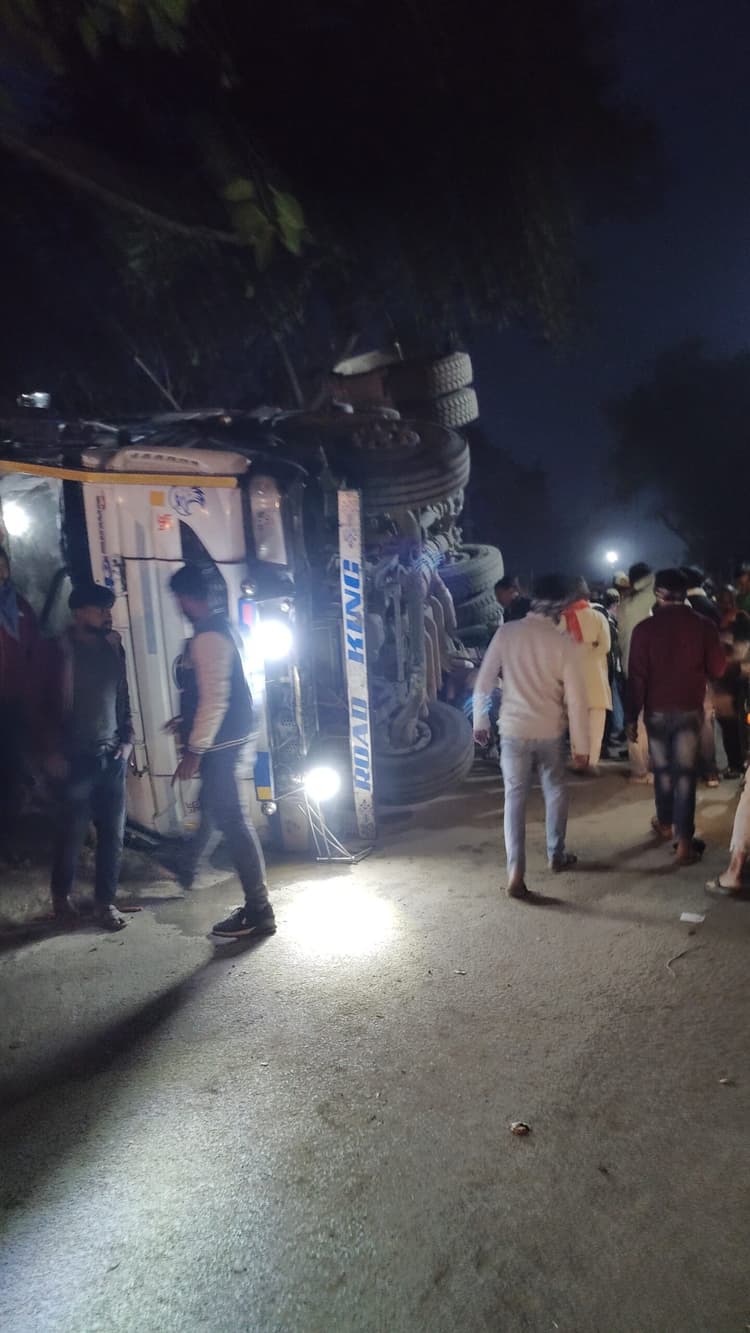 पुल पर ट्रक पलटने से घंटों बाधित रहा आवागमन