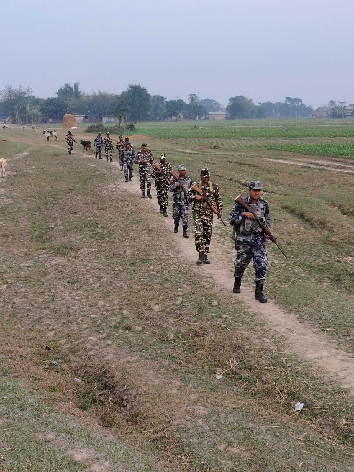 भारत-नेपाल सीमा पर एसएसबी व एपीएफ ने दिखायी ताकत