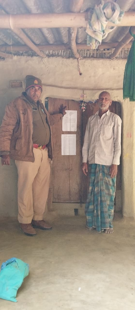 यूपी पुलिस ने फरार आरोपित के घर चिपकाया नोटिस