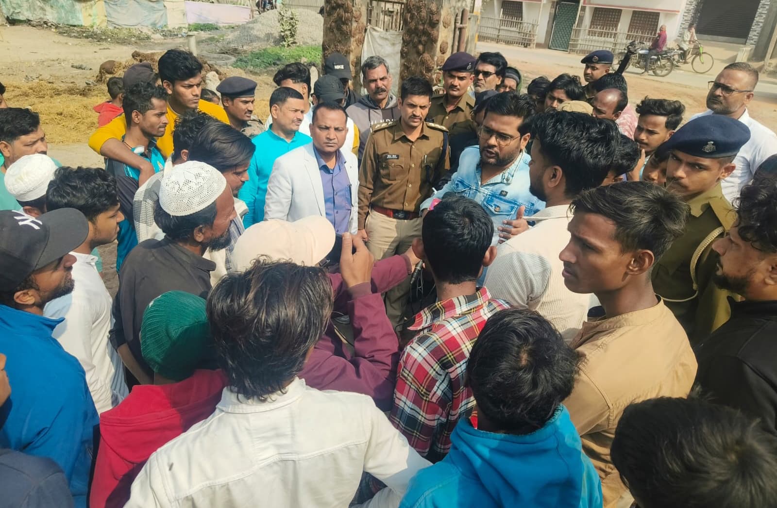 दर्जी पट्टी में सड़क पर नाला का पानी बहने के विरोध में सड़क जाम, एसडीओ ने लोगों को कराया शांत