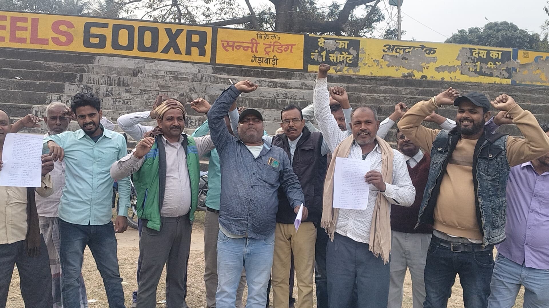 एसडीओ को सौंपा ज्ञापन, कल से अनिश्चितकालीन हड़ताल की चेतावनी