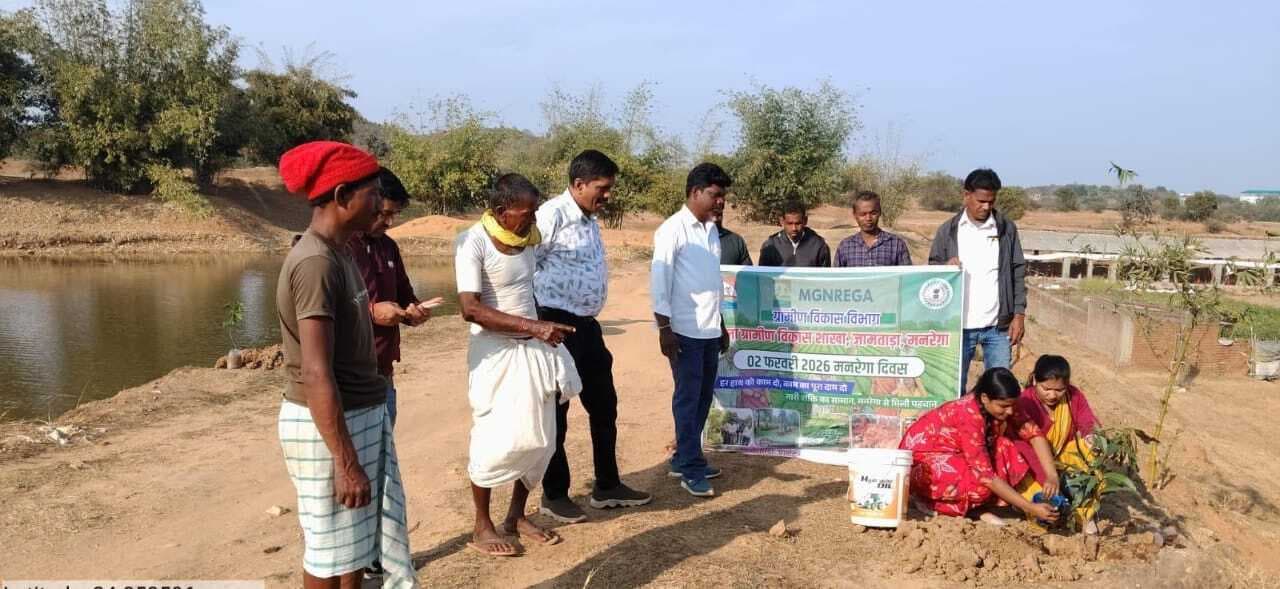 नाराणयपुर : मनरेगा दिवस पर पंचायतों में बांटे गये जॉब कार्ड