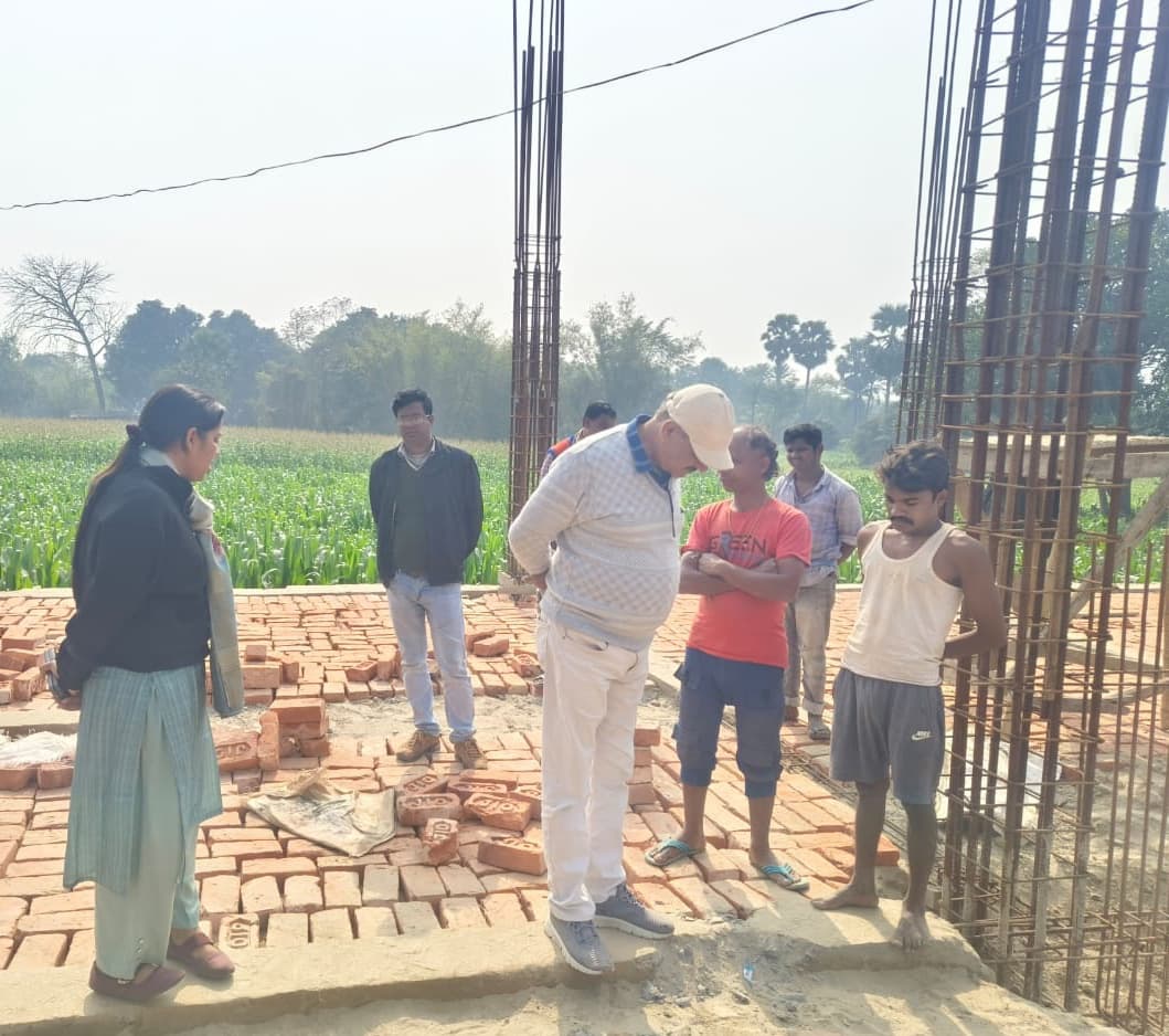 पंचायत सरकार भवन के  निर्माण में गड़बड़ी पर बिफरे पदाधिकारी, दोबारा बीम ढालने का दिया निर्देश