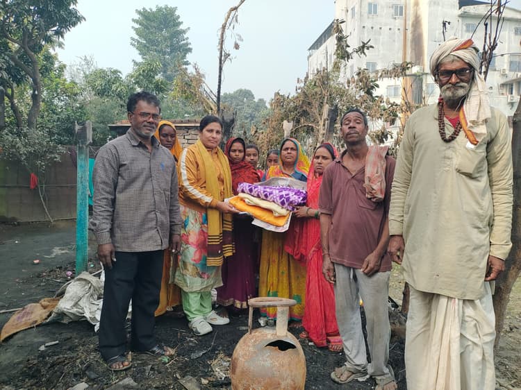 शिक्षिका ने अग्नि पीड़ित परिवार को दी राहत सामग्री