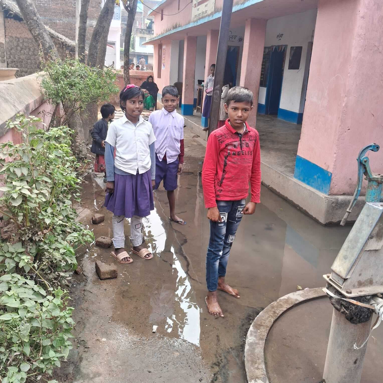 स्कूल परिसर में जमा नाले के पानी से बच्चों को परेशानी
