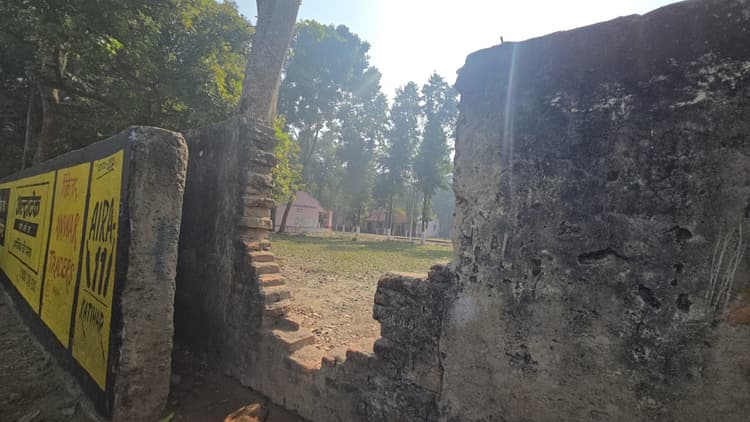 क्षतिग्रस्त चाहरदिवारी से विद्यालय में असुरक्षा का माहौल