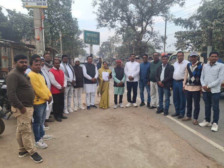 खेल मैदान को बचाने को लेकर एकजुट हुए जनप्रतिनिधी, डीएम को दिया आवेदन