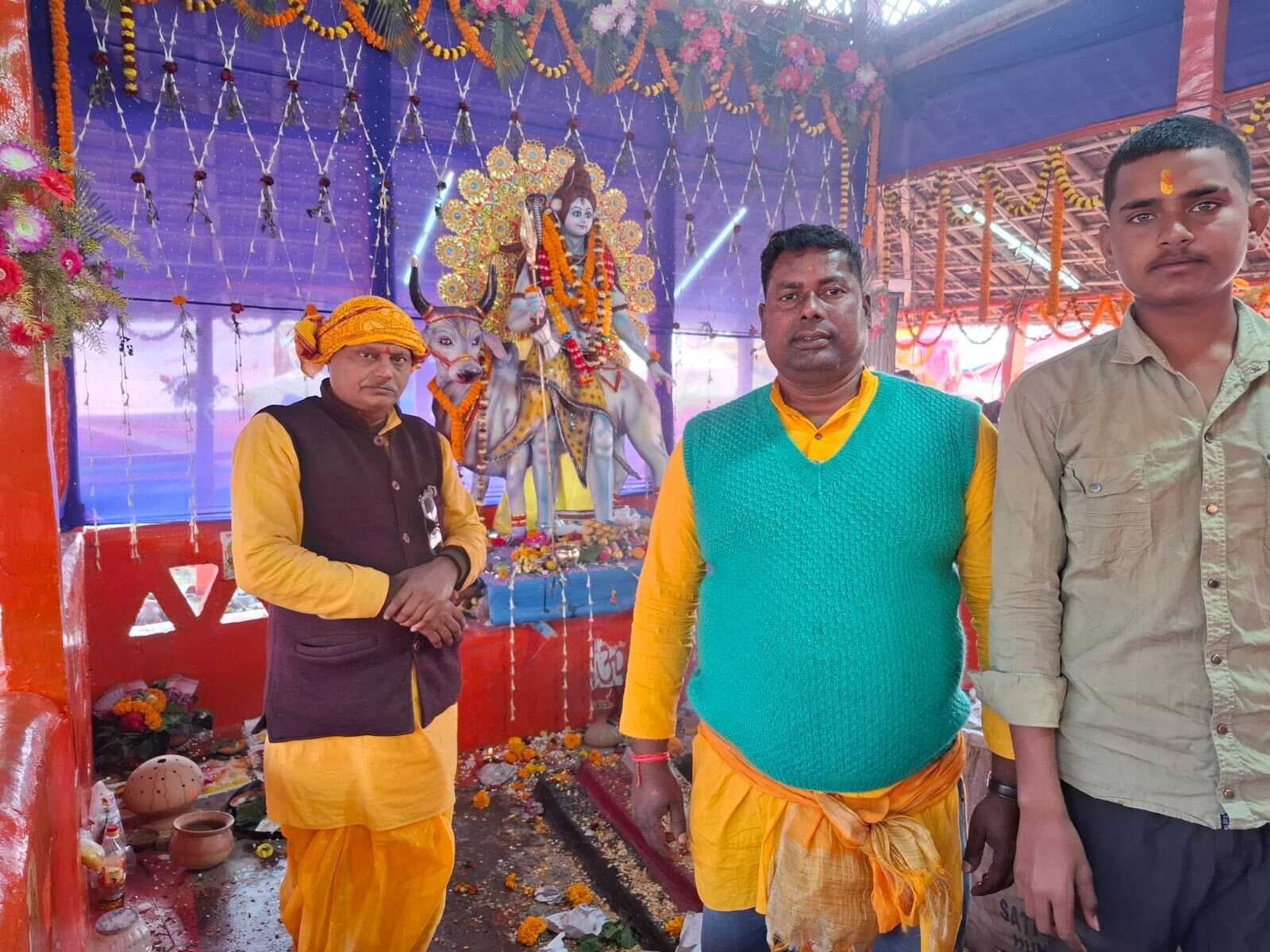 मनिहारी गंगा घाट पर आयोजित महायज्ञ में पूजा करने के लिए श्रद्धालुओं की उमड़ रही भीड़