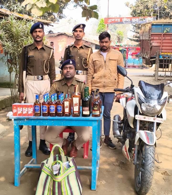 चोरी की बाइक से 14 लीटर विदेशी शराब जब्त,  एक गिरफ्तार