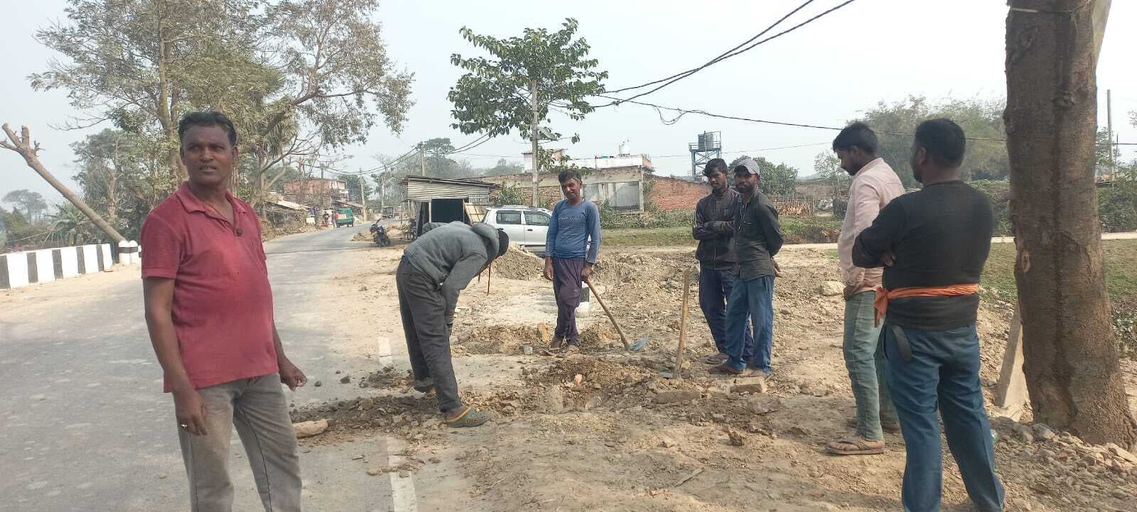 हफलागंज-कुरेठा सड़क निर्माण में कटी पाइप की जा रही दुरुस्त
