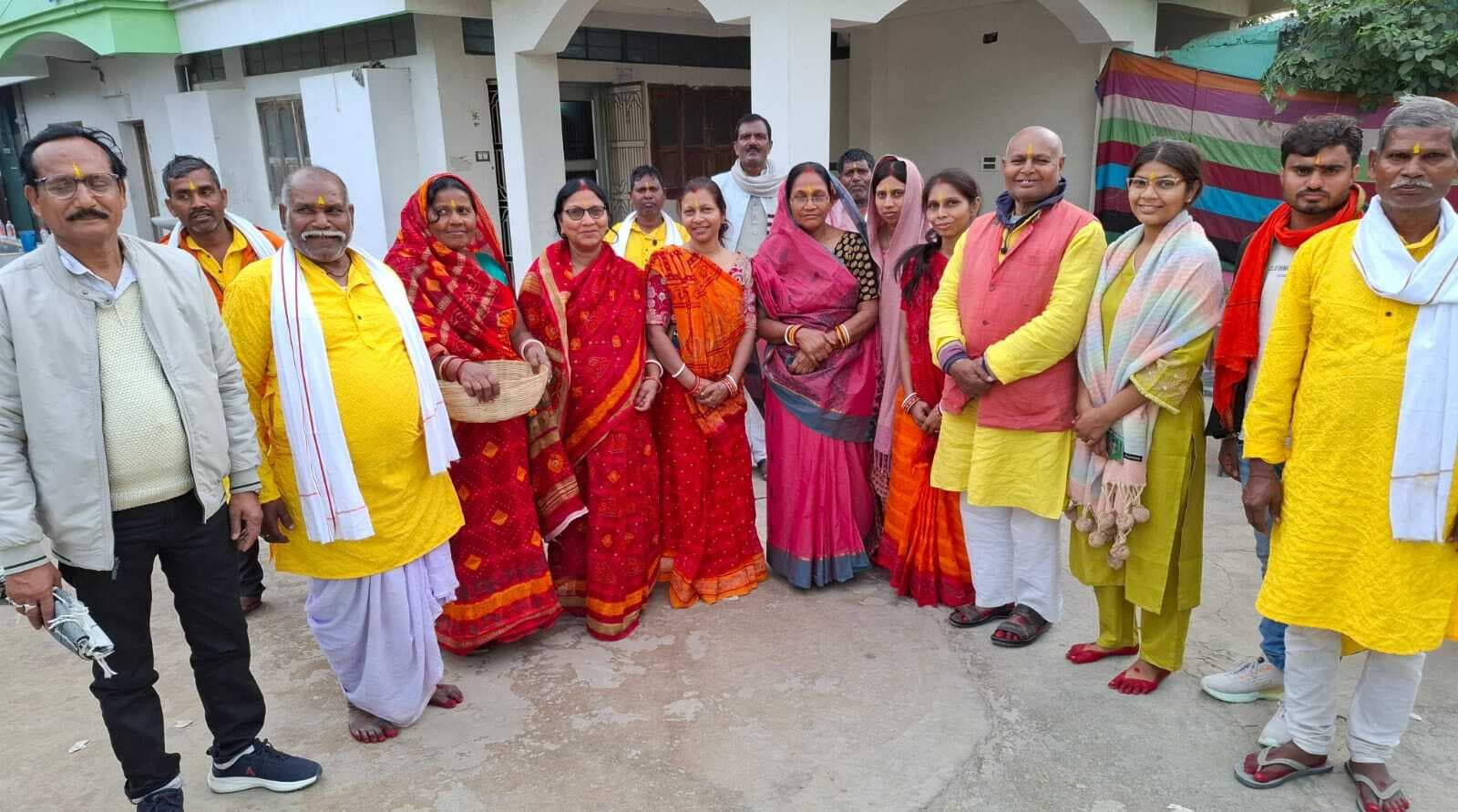 मनिहारी विधायक आवास पर ठाड़ी व्रत पूजा भक्ति माहौल में संपन्न