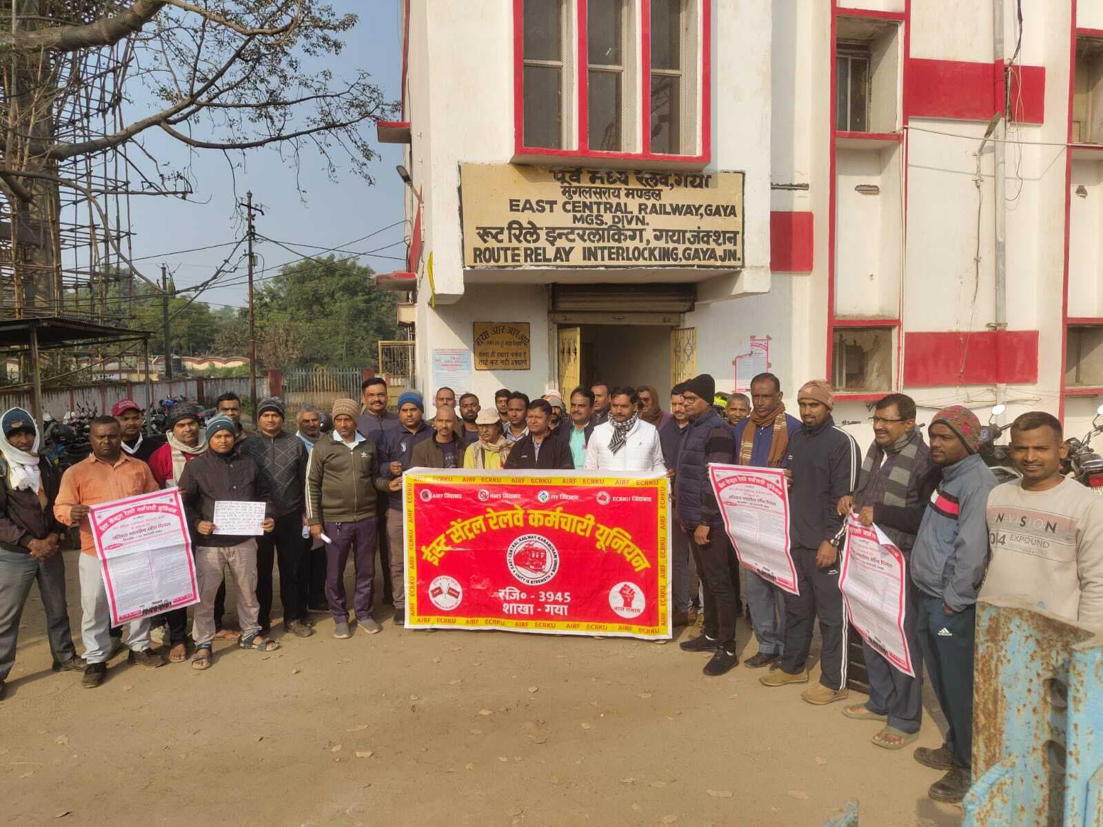 36 सूत्री मांगों को लेकर धरना प्रदर्शन