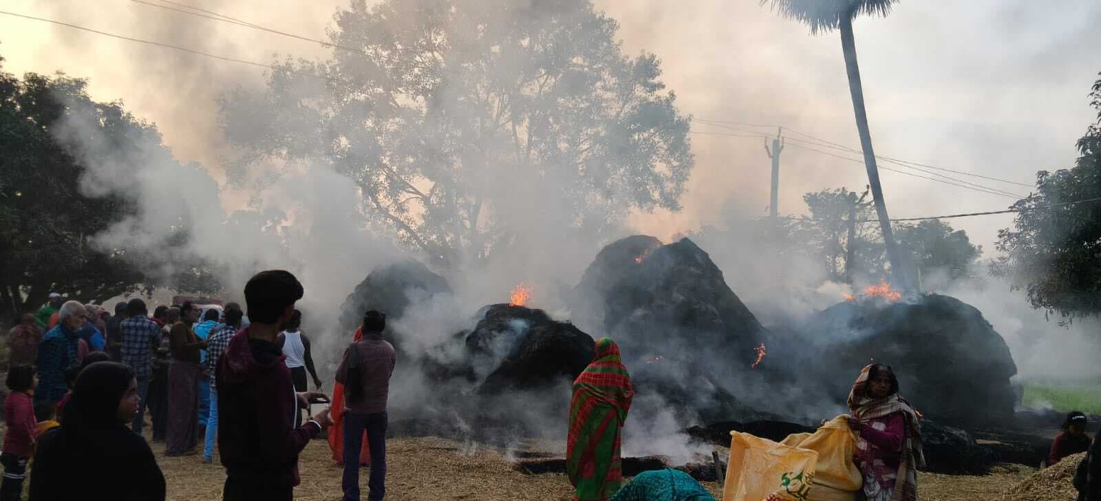 आग लगने से एक दर्जन किसानों का पुआल जलकर राख