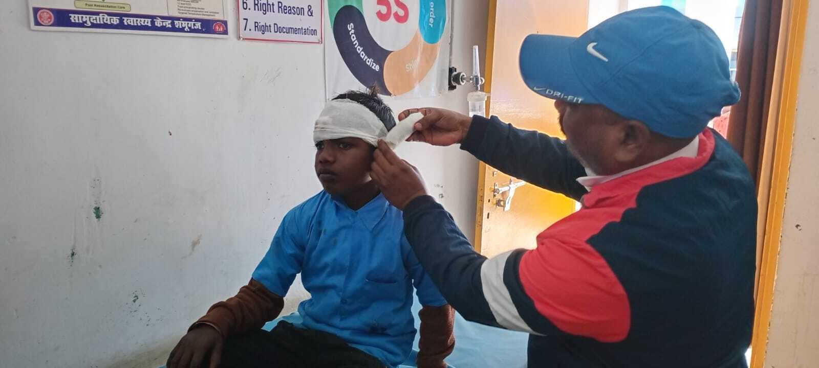 स्कूल के कक्षा में ही दो छात्र आपस में भिड़े, एक जख्मी