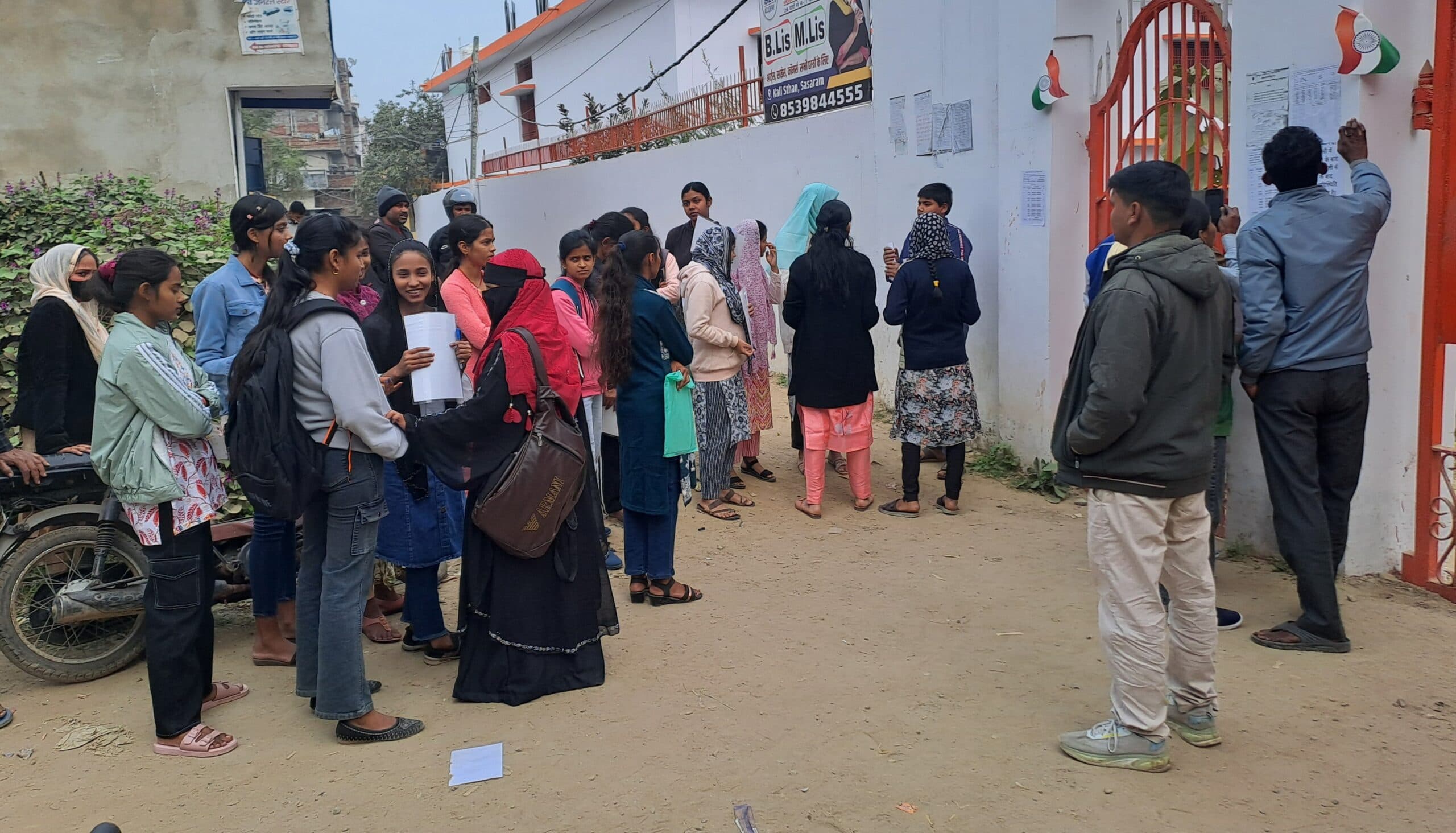 पहले दिन लेटलतीफी से छूटी 50 से ज्यादा छात्रों की परीक्षा