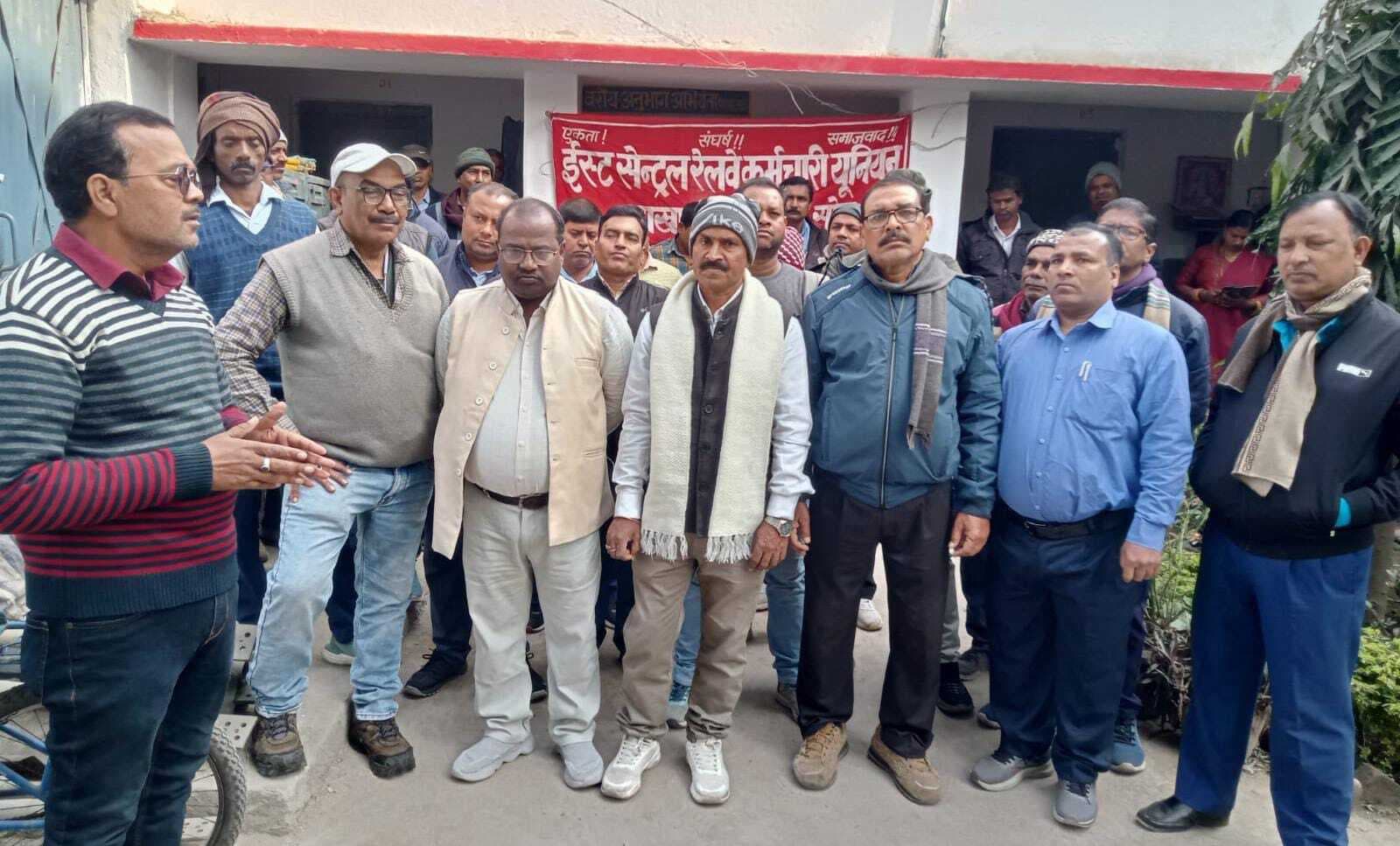 रेलवे कर्मचारी यूनियनों ने विभिन्न मांगों को लेकर किया प्रदर्शन