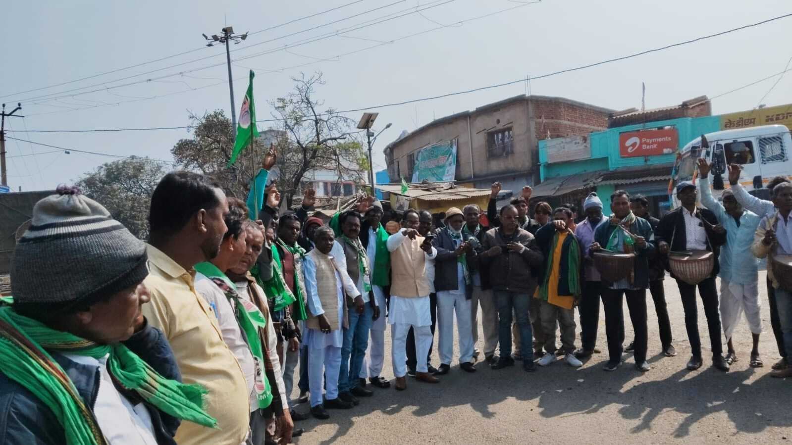 झामुमो स्थापना दिवस में शामिल होने कार्यकर्ता पहुंचे दुमका