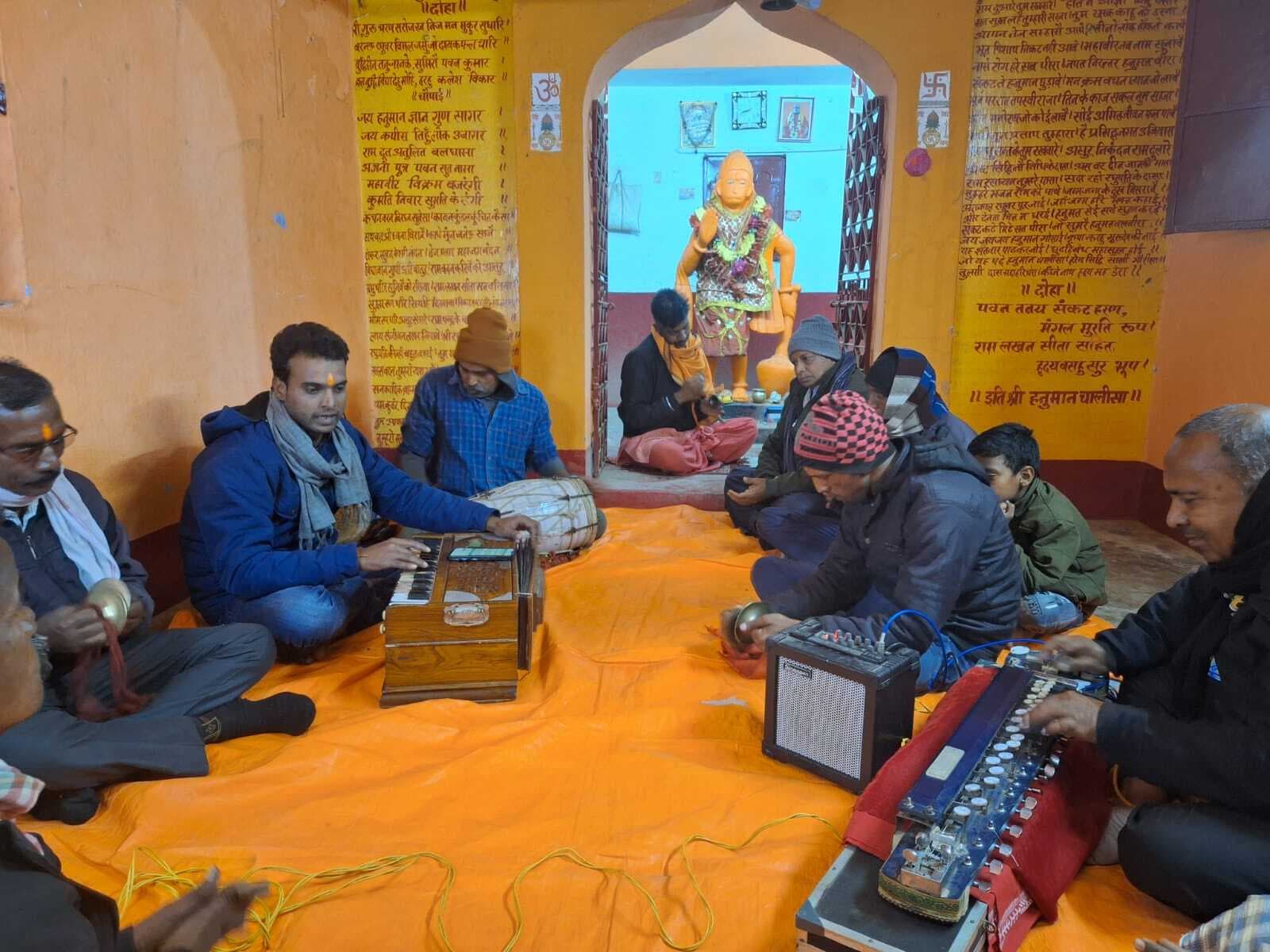 करौं में भजनों पर जमकर झूमे श्रोता