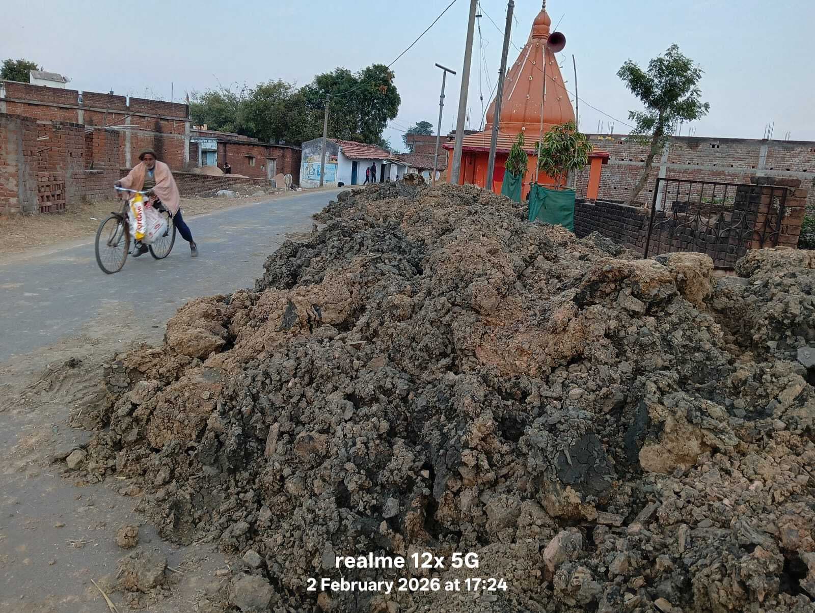 तालाब का मिट्टी सड़क पर फेंकने से लोगों की बढ़ी परेशानी