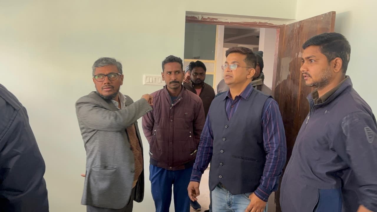 नये चिकित्सा पदाधिकारी डॉ नवाब अख्तर ने बन रहे भवन का किया निरीक्षण