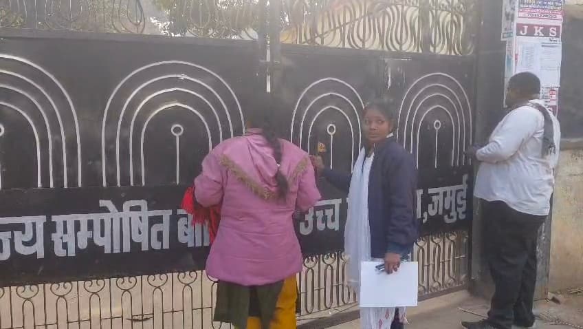 देर से पहुंचने पर नहीं मिला प्रवेश, रोती रहीं छात्राएं