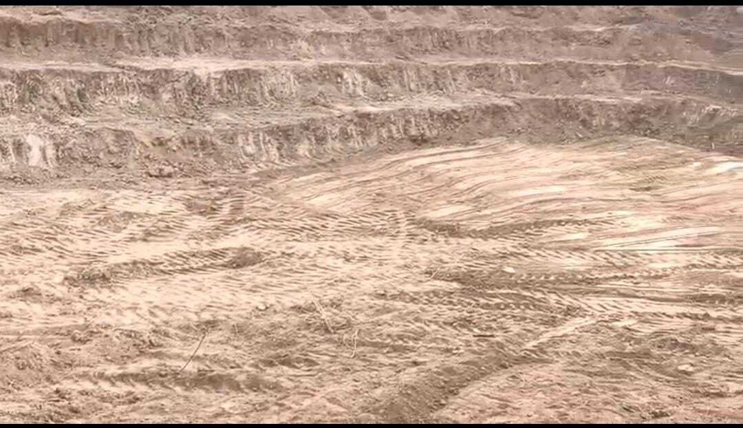 Giridih News :माल्डा में बिना बोर्ड लगाये जेसीबी मशीन से बन रहा परकुलेशन टैंक