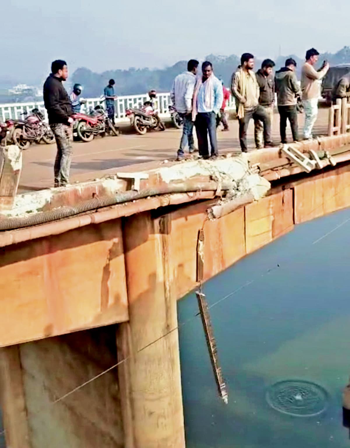 Rourkela News : जमुनानाकी ब्रिज का डिवाइडर तोड़ नदी में गिरा ट्रेलर, खलासी की मौत