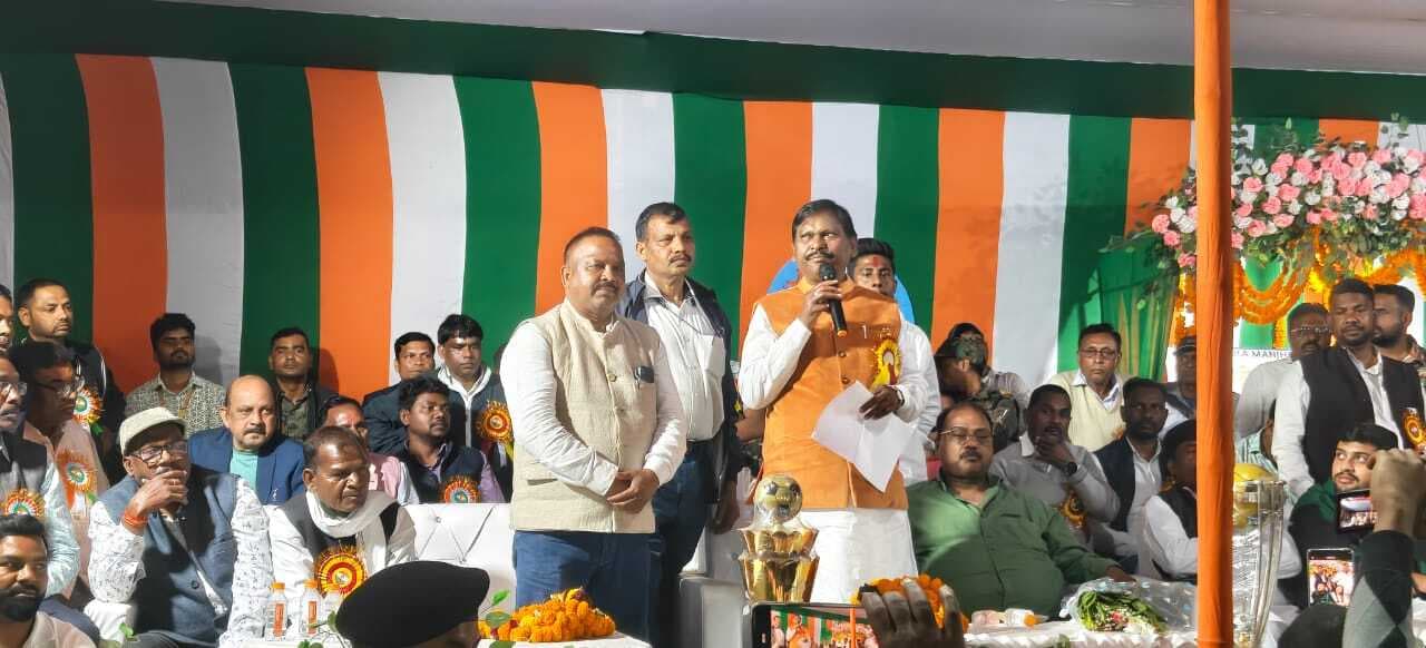 Seraikela Kharsawan News : करीम नगर के सिर सजा जीत का ताज, 7 लाख नकद मिले